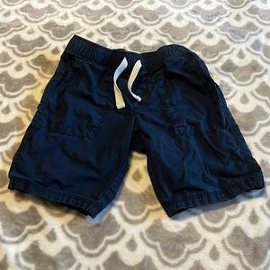 • Old Navy blue shorts, 5T •